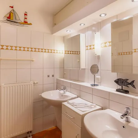 Geschmackvoll Ausgestattete Whg. Mit Terrasse & Wlan Holiday home Kuehlungsborn